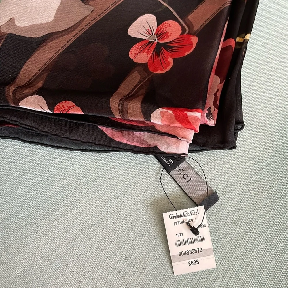 Authentic Gucci Floral Silk Scarf NWT 52 x 52 - Picture 6 of 10